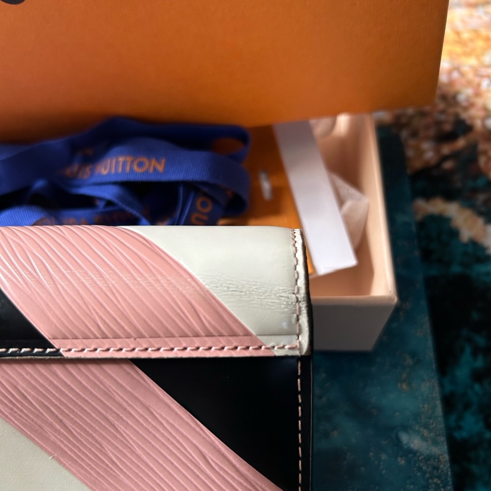Limited Edition LV Twist Excellent Condition - Picture 8 of 9